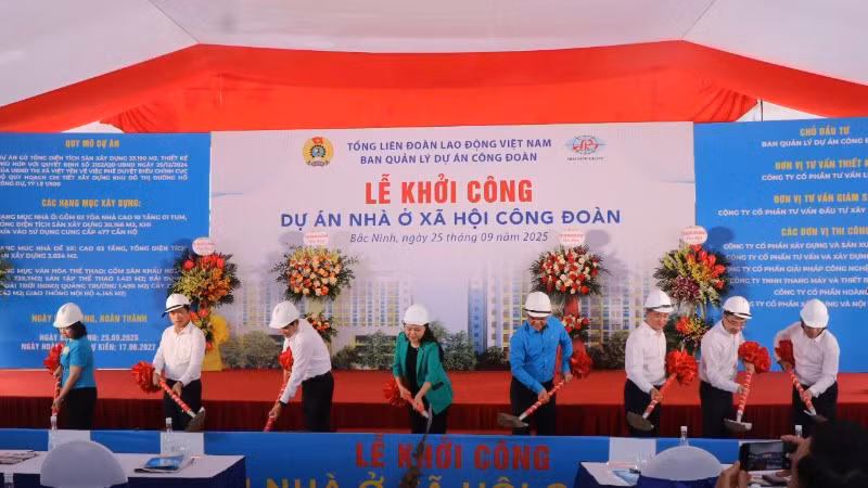 Các đại biểu thực hiện nghi thức khởi công dự án.
