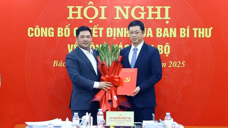 Bí thư Tỉnh ủy Bắc Ninh Nguyễn Hồng Thái trao Quyết định chuẩn y của Ban Bí thư tới đồng chí Trần Huy Phương.