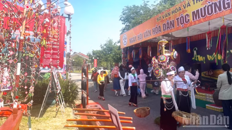 Đồng bào dân tộc Mường tham gia các hoạt động dịp tết dương lịch tại Làng Văn hóa-Du lịch các dân tộc Việt Nam. 
