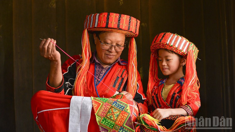 Phát huy giá trị văn hóa truyền thống gắn với phát triển du lịch.