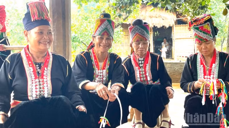 Xây dựng và phát triển nền văn hóa Việt Nam tiên tiến, đậm đà bản sắc dân tộc.