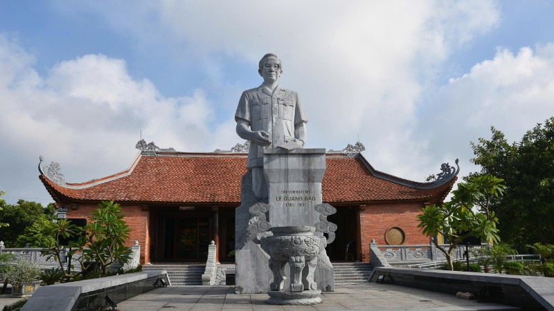 Tượng đài đồng chí Lê Quang Đạo tại quê hương phường Từ Sơn, tỉnh Bắc Ninh.