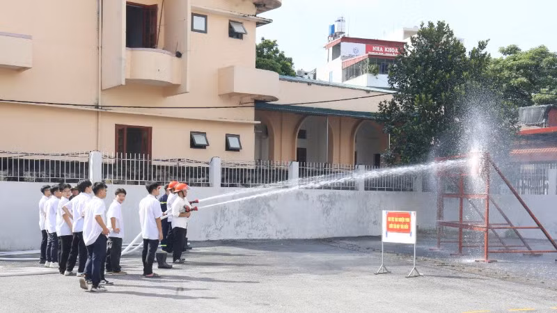 Các em học sinh thực hành phun nước tiêu điểm.