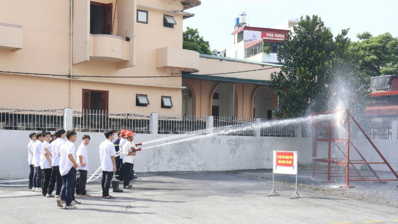 Các em học sinh thực hành phun nước tiêu điểm.
