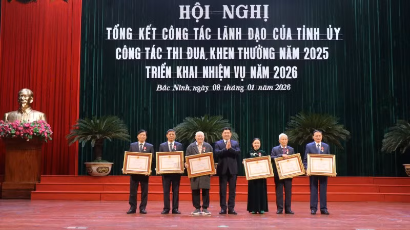 Thừa ủy quyền của Chủ tịch nước, đồng chí Nguyễn Hồng Thái, Bí thư Tỉnh ủy Bắc Ninh trao Huân chương Lao động hạng Nhất tặng 6 đồng chí. 