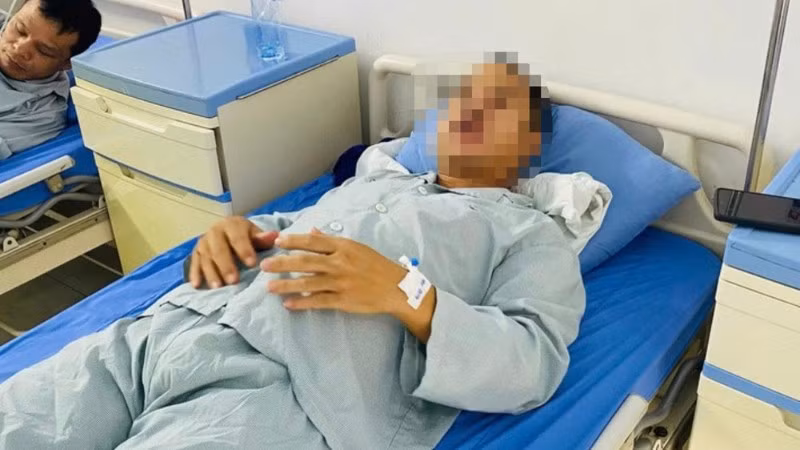 Nhóm thanh niên đuổi đánh khiến anh Nguyễn Đức V phải nhập viện cấp cứu.