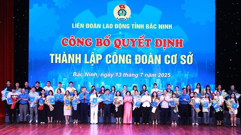 Lãnh đạo tỉnh Bắc Ninh chúc mừng 36 công đoàn cơ sở được thành lập mới.