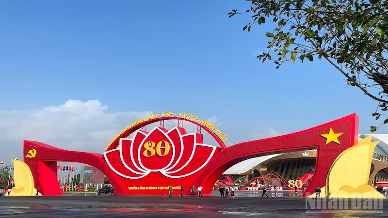 Triển lãm thành tựu đất nước chủ đề “80 năm hành trình Độc lập-Tự do-Hạnh phúc” thu hút sự quan tâm của nhân dân và khách du lịch.