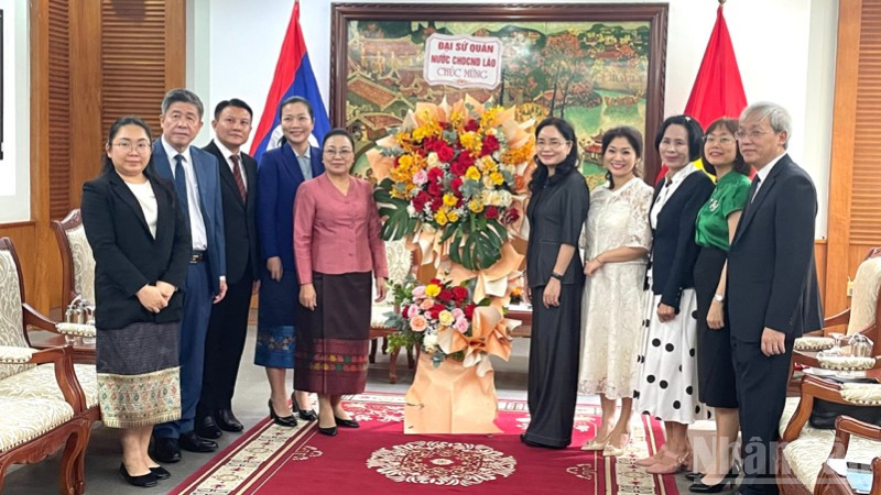 Đoàn cán bộ Đại sứ quán Lào chúc mừng Bộ Văn hóa, Thể thao và Du lịch nhân kỷ niệm 80 năm Ngày thành lập ngành. 
