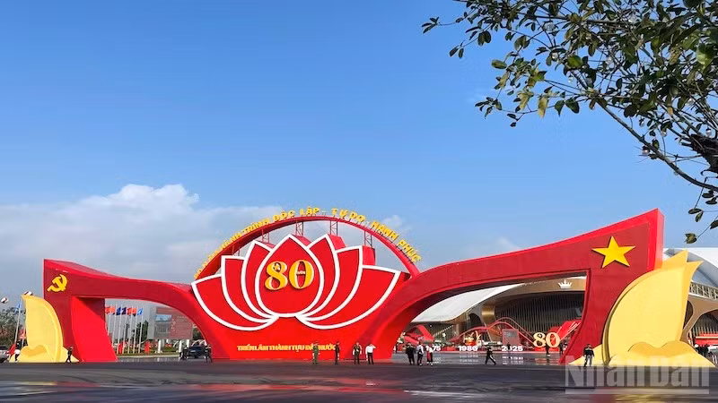 Triển lãm thành tựu đất nước chủ đề “80 năm hành trình Độc lập-Tự do-Hạnh phúc” thu hút sự quan tâm của nhân dân và khách du lịch.