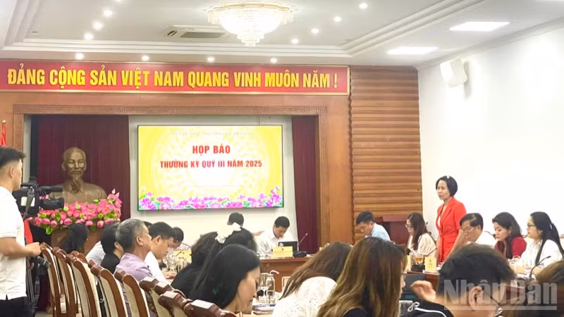 Quang cảnh họp báo thường kỳ quý III của Bộ Văn hóa, Thể thao và Du lịch. 