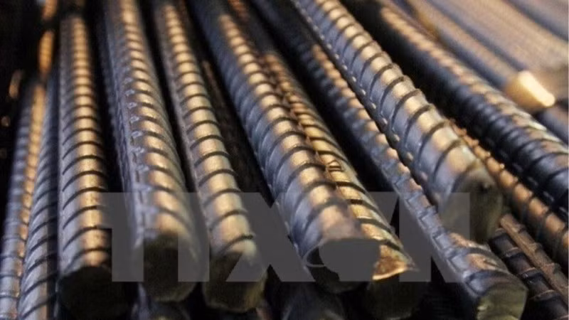 Tại thị trường trong nước, giá thép hiện vẫn duy trì ở mức thấp nhất kể từ đầu năm đến nay sau đợt điều chỉnh giảm vào đầu tháng 7. (Ảnh: TTXVN)