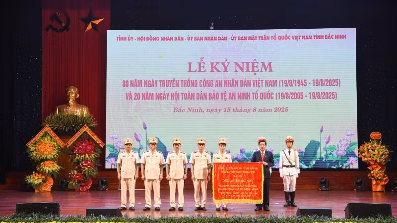 Bí thư Tỉnh ủy Nguyễn Văn Gấu trao tặng Công an tỉnh Bắc Ninh bức trướng với dòng chữ “ Trung thành, tận tuỵ, mưu trí, dũng cảm, vì nước quên thân, vì dân phục vụ”.