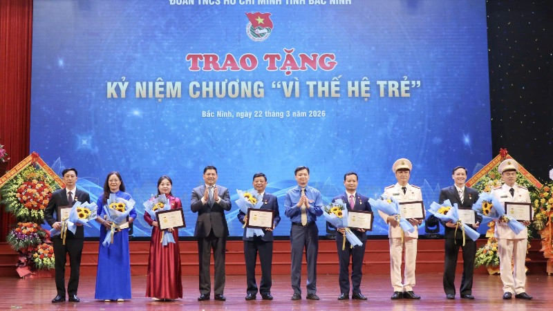 Lãnh đạo tỉnh Bắc Ninh và Trung ương Đoàn trao Kỷ niệm chương " Vì thế hệ trẻ" tặng các cá nhân có nhiều đóng góp trong công tác Đoàn và phong trào thanh thiếu nhi.