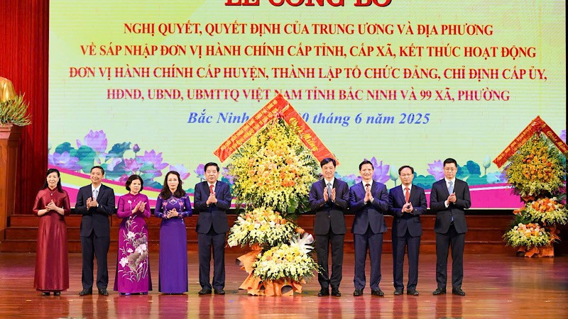 Đồng chí Nguyễn Duy Ngọc tặng hoa, chúc mừng Đảng bộ tỉnh Bắc Ninh.