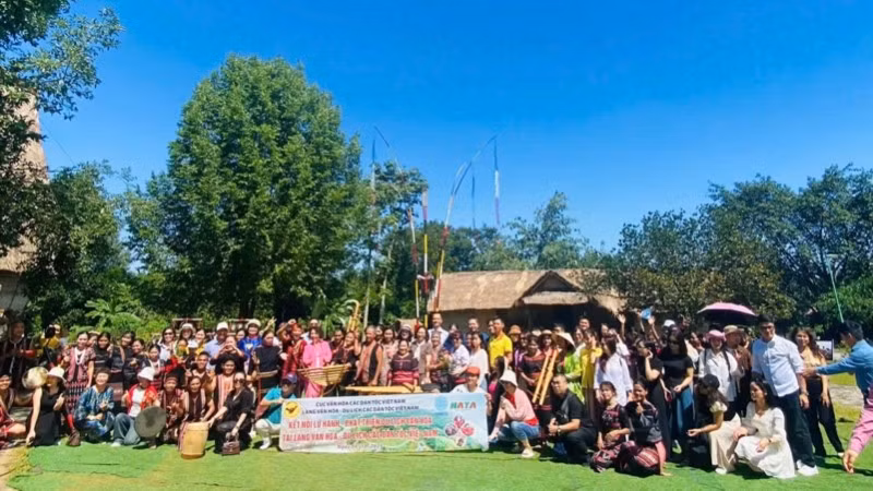 Đại diện doanh nghiệp lữ hành khảo sát Làng Văn hóa-Du lịch các dân tộc Việt Nam. (Ảnh: CTV)