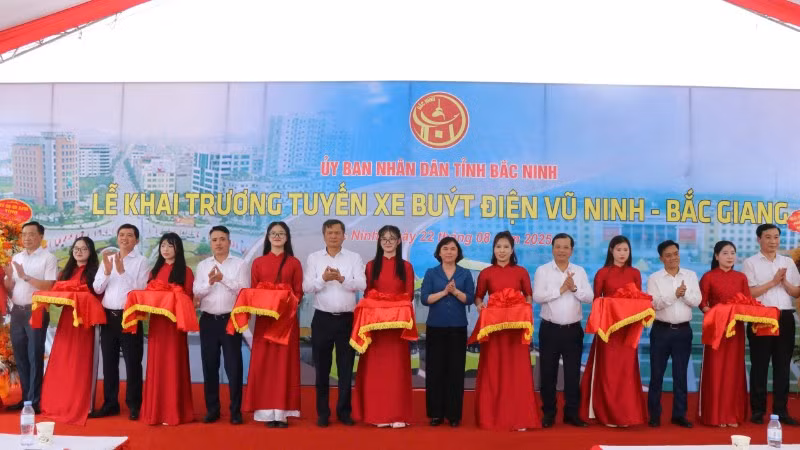 Các đại biểu cắt băng khai trương tuyến buýt điện đầu tiên của tỉnh Bắc Ninh.