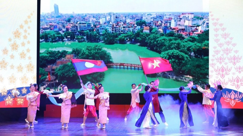 Chương trình biểu diễn do đoàn nghệ thuật nước Cộng hòa Dân chủ Nhân dân Lào thực hiện. (Ảnh: VIỆT HÙNG)