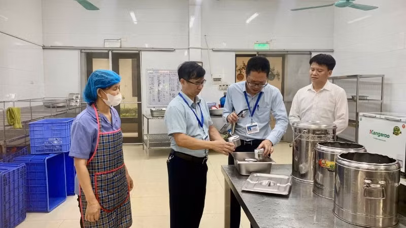 Đoàn kiểm tra liên ngành thực hiện giám sát, kiểm tra tại bếp ăn cơ sở.