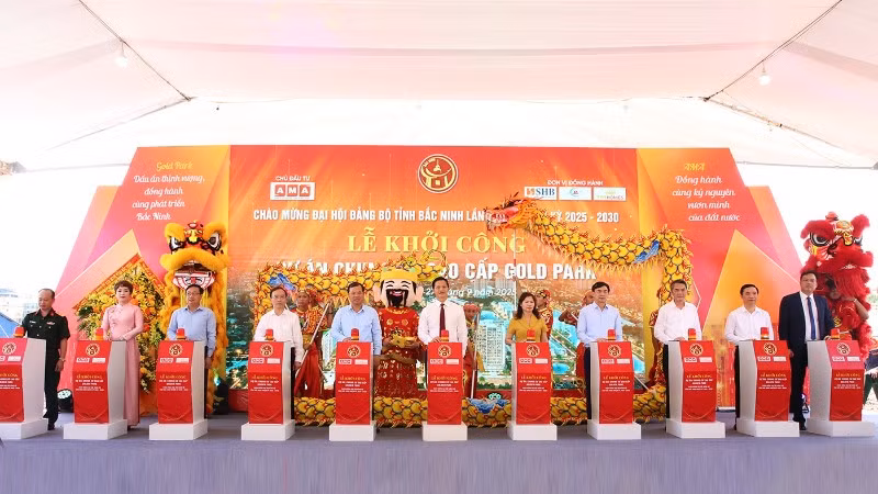 Các đại biểu thực hiện nghi thức khởi công Dự án chung cư thương mại tại phường Bắc Giang.