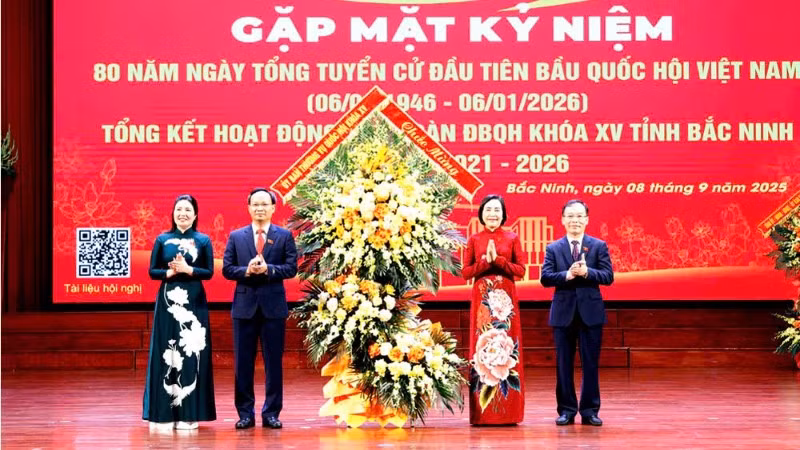 Phó Chủ tịch Quốc hội Nguyễn Thị Thanh tặng hoa chúc mừng tại lễ kỷ niệm.