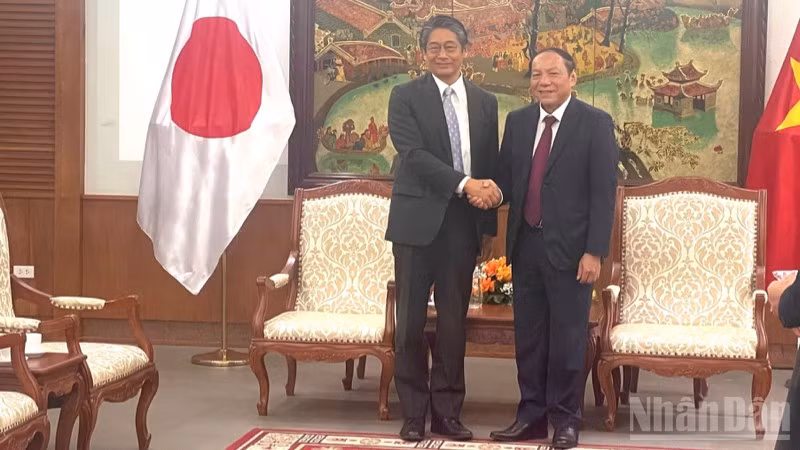 Bộ trưởng Văn hóa, Thể thao và Du lịch Nguyễn Văn Hùng tiếp Đại sứ Nhật Bản tại Việt Nam Ito Naoki. 