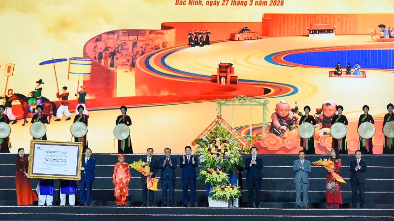 Tỉnh Bắc Ninh đón nhận bằng ghi danh Nghề làm tranh dân gian Đông Hồ vào Danh sách Di sản văn hóa phi vật thể cần bảo vệ khẩn cấp và lẵng hoa do các đồng chí lãnh đạo Đảng, Nhà nước, đại diện Liên hợp quốc, Bộ Văn hóa, Thể thao và Du lịch trao tặng.