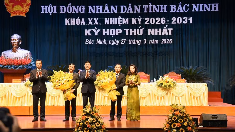 Lãnh đạo tỉnh Bắc Ninh chúc mừng hai đồng chí tái đắc cử chức danh Chủ tịch Hội đồng nhân dân tỉnh và Ủy ban nhân dân tỉnh.