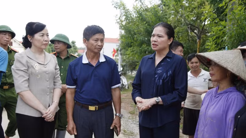 Đoàn công tác Ủy ban Trung ương Mặt trận Tổ quốc Việt Nam thăm hỏi, động viên người dân vùng lũ tại xã Kép.