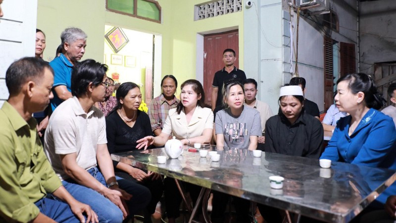 Lãnh đạo tỉnh Bắc Ninh tới chia sẻ, thăm hỏi, động viên, gia đình đồng chí Đoàn Văn Mạnh.