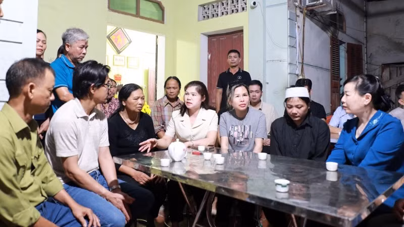 Lãnh đạo tỉnh Bắc Ninh tới chia sẻ, thăm hỏi, động viên, gia đình đồng chí Đoàn Văn Mạnh.