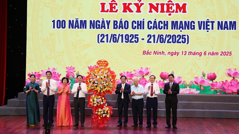 Các đồng chí lãnh đạo tỉnh tặng hoa chúc mừng nhân kỷ niệm 100 năm Ngày báo chí cách mạng Việt Nam.