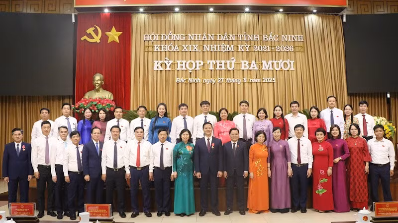 Các đại biểu Hội đồng nhân dân tỉnh chụp ảnh kỷ niệm. 