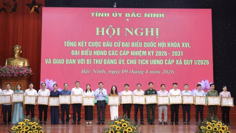 Đồng chí Bí thư Tỉnh ủy Bắc Ninh Nguyễn Hồng Thái trao Bằng khen tặng các tập thể có thành tích trong công tác bầu cử.