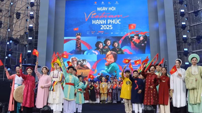 Tái hiện trang phục Việt qua các thời kỳ tại Ngày hội Việt Nam hạnh phúc 2025. 