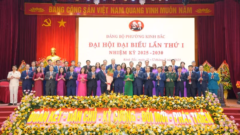 Các đồng chí lãnh đạo tỉnh Bắc Ninh chúc mừng Ban Chấp hành Đảng bộ phường Kinh Bắc nhiệm kỳ 2025-2030.