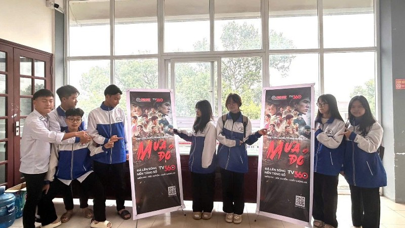 Học sinh Trường trung học phổ thông Hàn Thuyên, Bắc Ninh hào hứng trước giờ chiếu phim "Mưa đỏ" ngay tại trường.