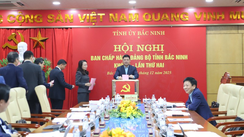 Các đại biểu bỏ phiếu bầu chức danh Phó Bí thư Tỉnh ủy Bắc Ninh.