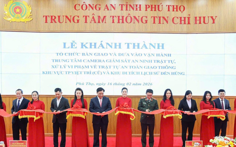Các đại biểu cắt băng khánh thành đưa Trung tâm camera giám sát an ninh vào hoạt động.