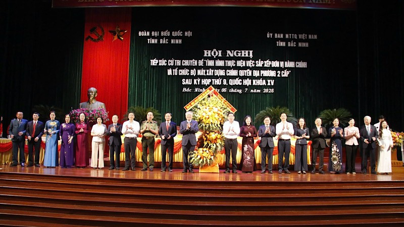 Lãnh đạo tỉnh Bắc Ninh chúc mừng Đoàn đại biểu Quốc hội khóa XV tỉnh Bắc Ninh (mới) ra mắt.