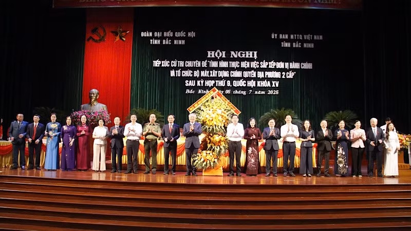 Lãnh đạo tỉnh Bắc Ninh chúc mừng Đoàn đại biểu Quốc hội khóa XV tỉnh Bắc Ninh (mới) ra mắt.