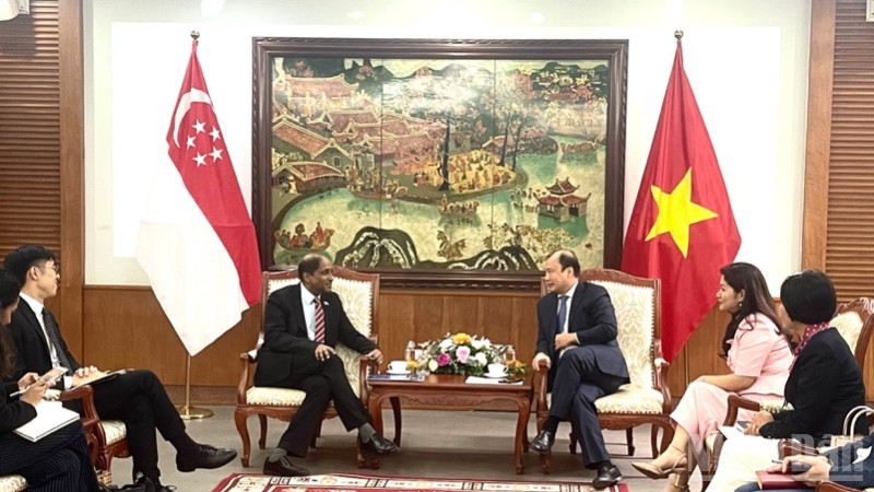 Thứ trưởng Thường trực Văn hóa, Thể thao và Du lịch Lê Hải Bình tiếp Ngài Jaya Ratnam, Đại sứ Singapore tại Việt Nam.