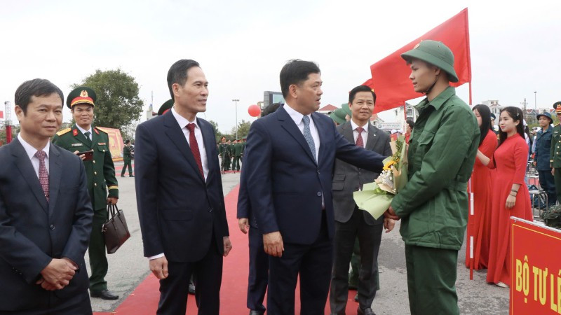 Bí thư Tỉnh ủy Bắc Ninh động viên các tân binh lên đường nhập ngũ.