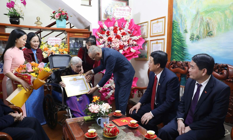 Bí thư Tỉnh ủy Phú Thọ Phạm Đại Dương trao Huy hiệu 80 năm tuổi Đảng cho đảng viên Tạ Thị Minh Tâm thuộc Chi bộ khu Châu Phong.