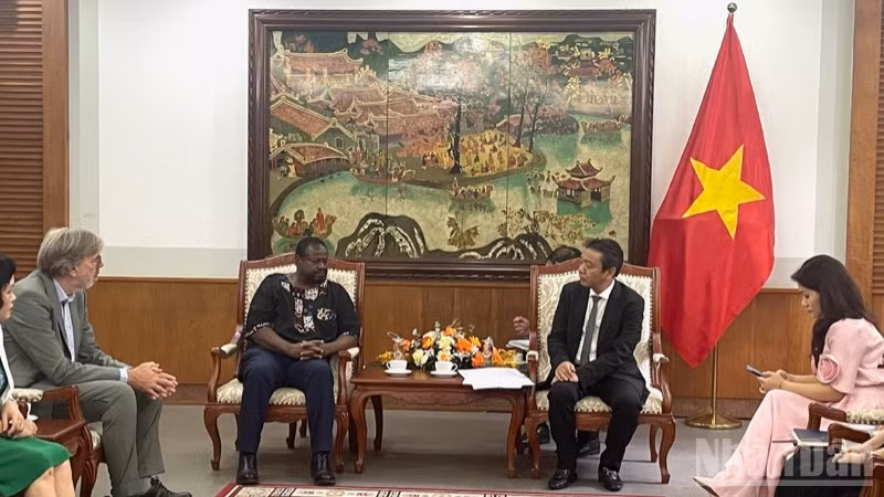 Thứ trưởng Văn hóa, Thể thao và Du lịch Hoàng Đạo Cương tiếp Đoàn chuyên gia Chương trình Ký ức thế giới của UNESCO. 