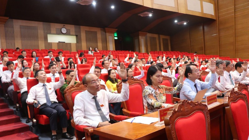 Các đại biểu biểu quyết thông qua các nội dung tại kỳ họp.