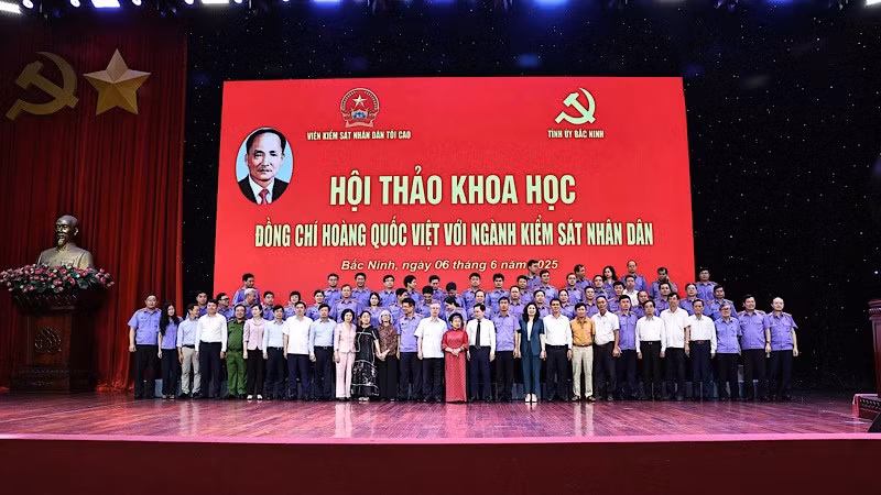 Các đại biểu chụp ảnh kỷ niệm cùng gia đình đồng chí Hoàng Quốc Việt.