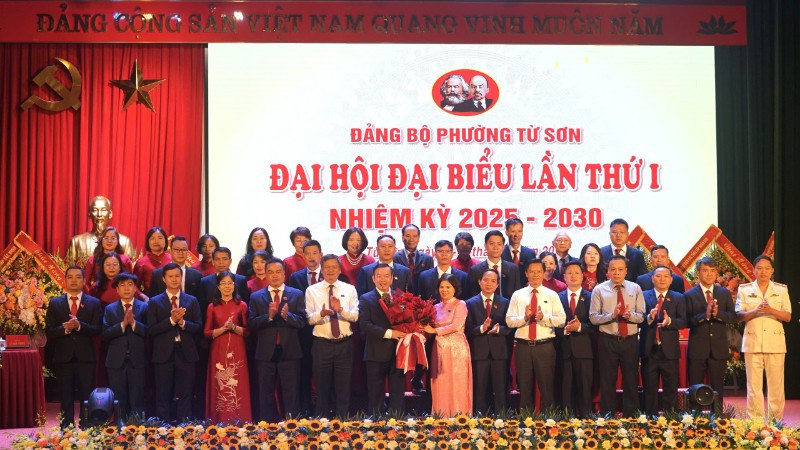 Ban chấp hành Đảng bộ phường Từ Sơn nhiệm kỳ mới ra mắt.