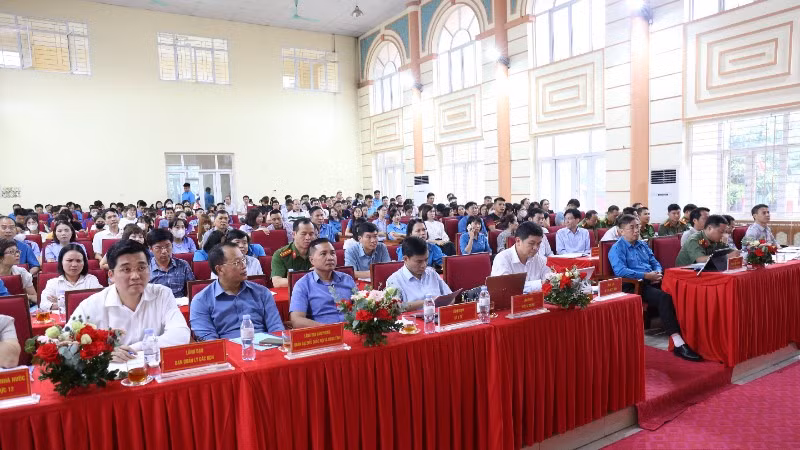 Các đại biểu tham dự buổi tiếp xúc cử tri.