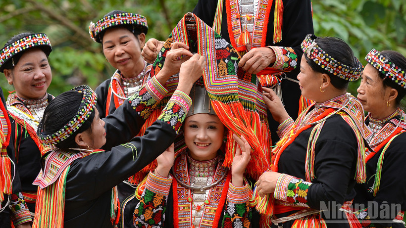 Trang phục cô dâu của phụ nữ Dao đỏ ở Tân Lĩnh, Lào Cai. 